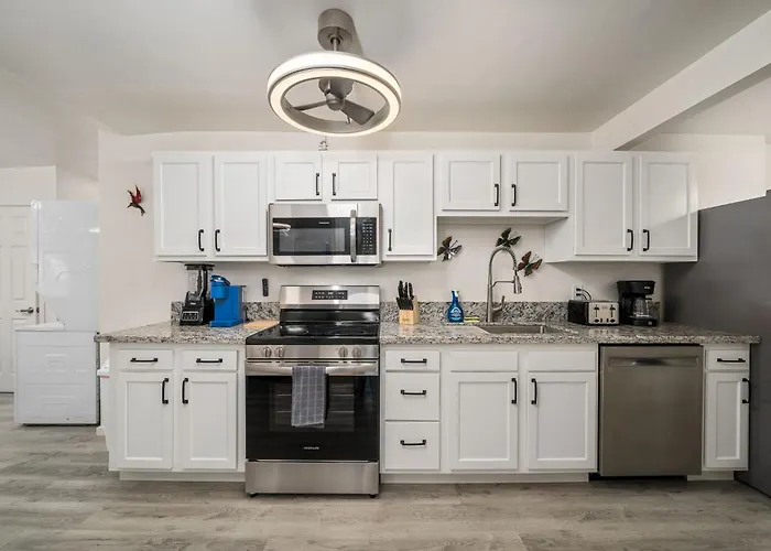 Сasa de vacaciones 3br 2ba Cozy With Jacuzzi Near Downtown *