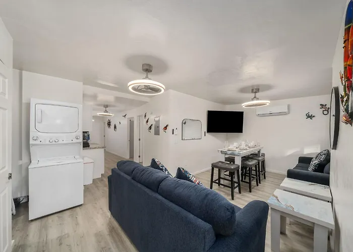 Сasa de vacaciones 3br 2ba Cozy With Jacuzzi Near Downtown *